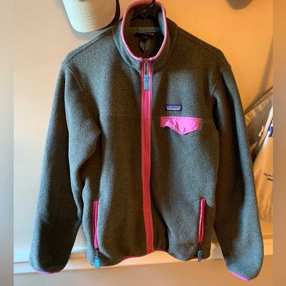 Very gently used Patagonia fleece size M, gray w pink accent synchilla fleece